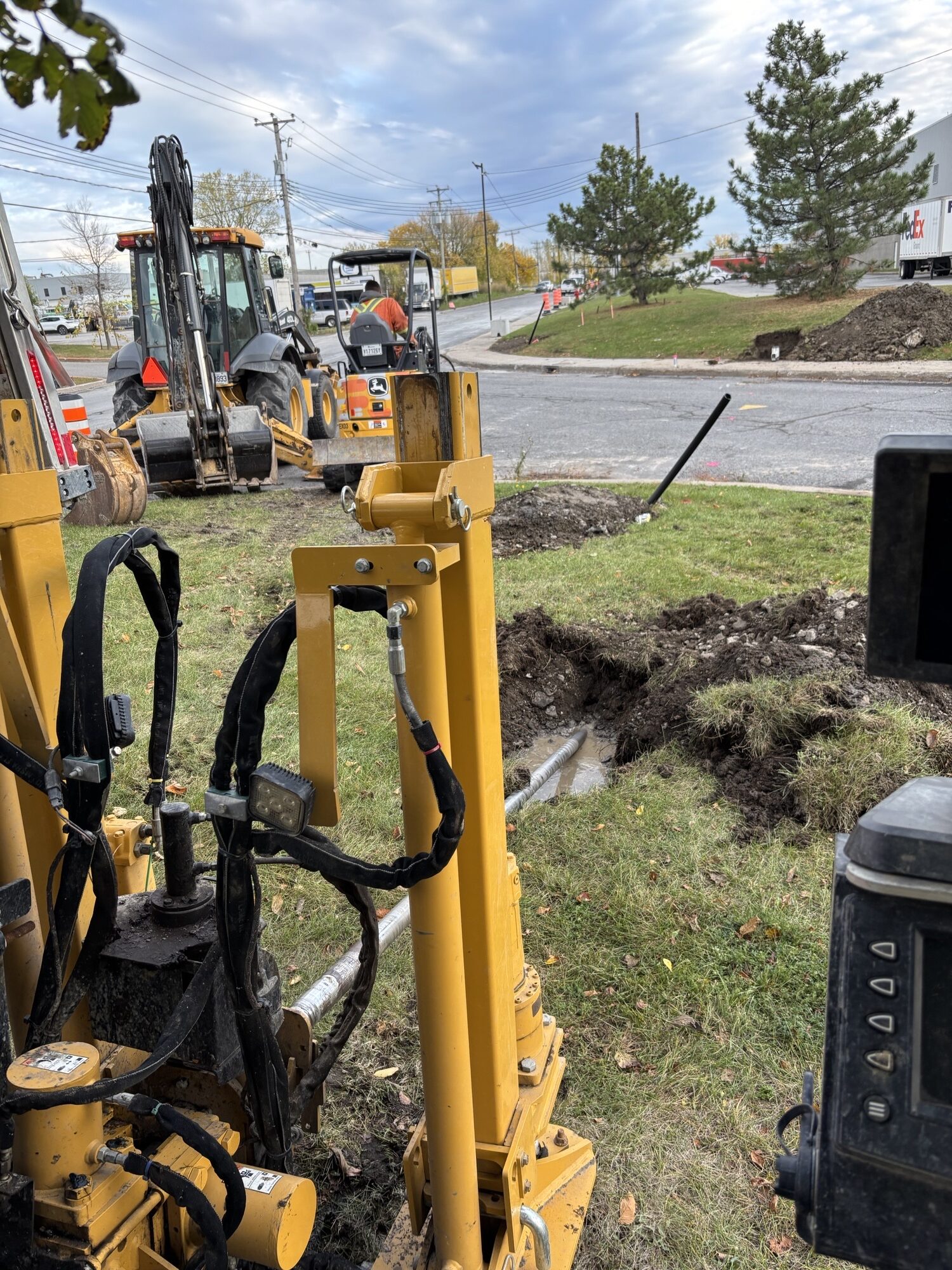 Remplacement des lampadaires sur la voie de service Nord et sa bretelle entre av. Bancroft et Boul. Des Sources, ainsi que sur le Boul. Des Sources Nord entre la bretelle et le viaduc – En cours